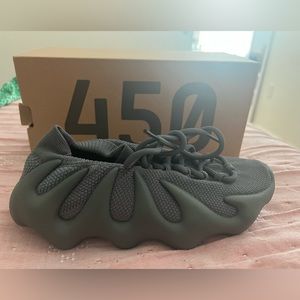 NEW Yeezy 450 Size 5 Men / Women’s 6
